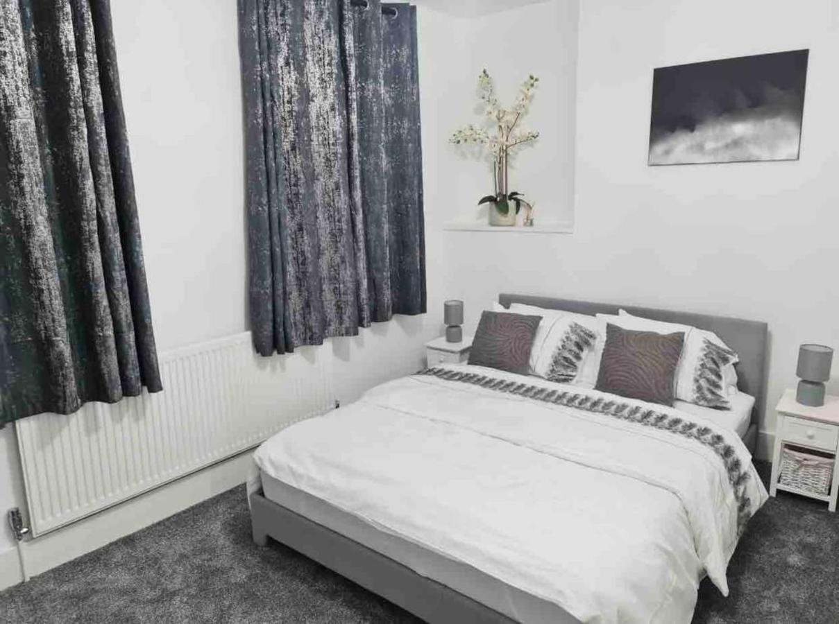 L A Place Croydon, London Villa Norwood Exteriör bild