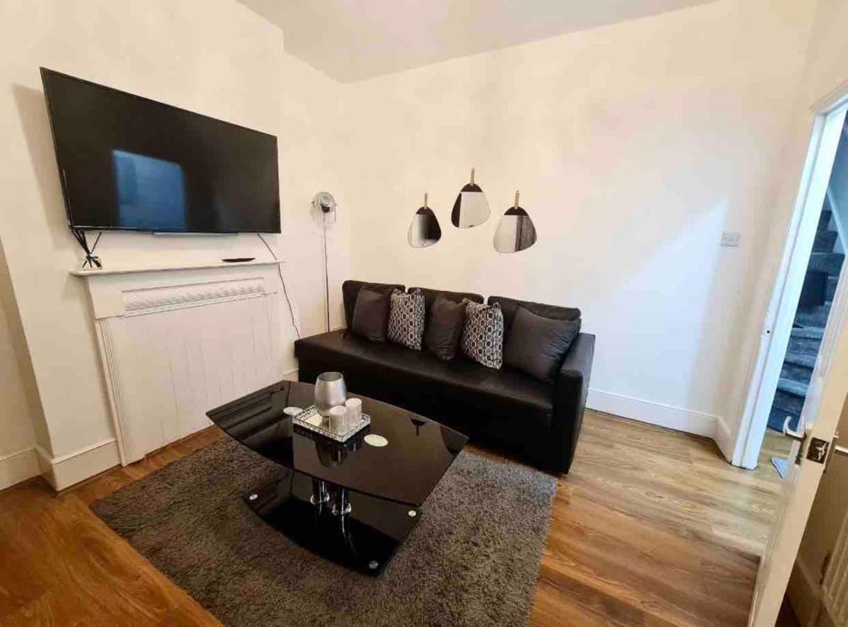 L A Place Croydon, London Villa Norwood Exteriör bild