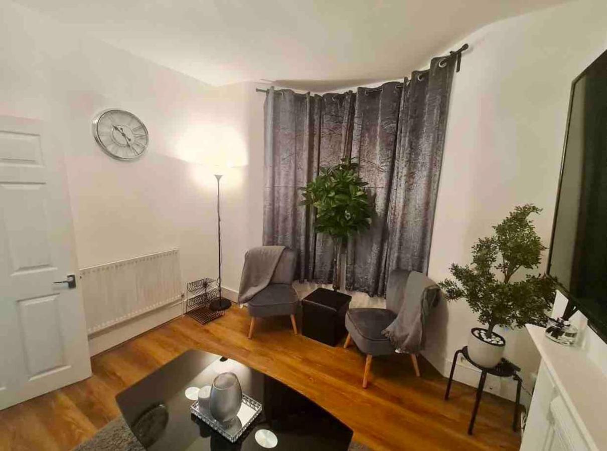 L A Place Croydon, London Villa Norwood Exteriör bild