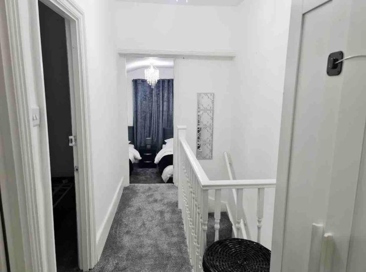 L A Place Croydon, London Villa Norwood Exteriör bild